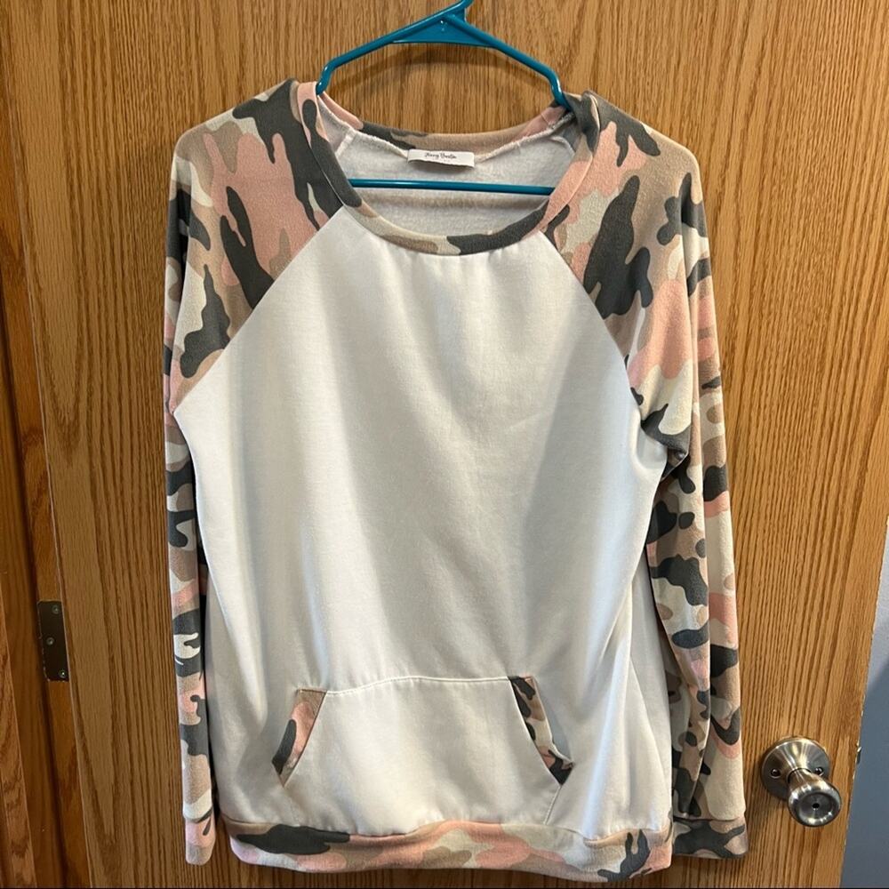 Jenny Boston Boutique White w/ Pink Camo Sleeve Sweatshirt Women's Size Medium